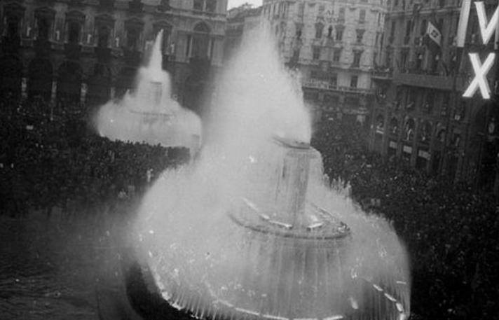 Figura 4: Fontane temporanee in piazza del Duomo (Fonte: Facebook Milano Sparita e da ricordare, autore sconosciuto, 1934)