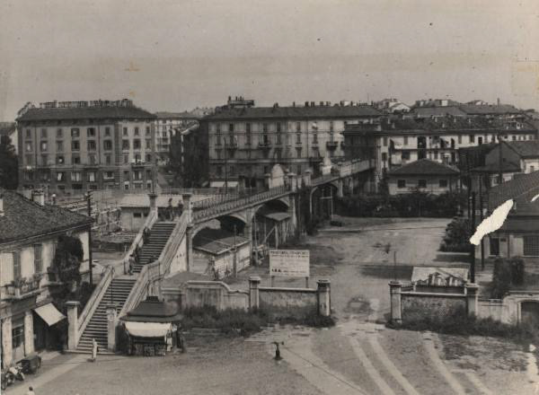 Figura 29: Zona Garibaldi. Panoramica. Ponte che unisce via Borsieri a corso Como (Fonte: Lombardia Beni Culturali, autore Farabola, 1953)