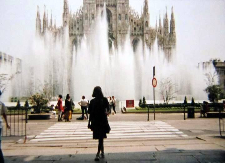 Figura 16: Vista della fontana da Palazzo Carminati (Fonte: Facebook Milano sparita e da ricordare, autore sconosciuto, 1995)