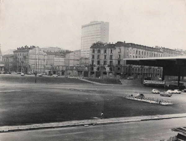 Figura 30: Corso Como, 19. Veduta sul quartiere. Edifici e spiazzo (Fonte: Lombardia Beni Culturali, autore Gammino, 1964)