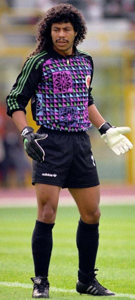 Figura 1: René Higuita durante la partita tra Jugoslavia 1-0 Colombia a Bologna il 14.06.1990 (Fonte: Wikipedia, autore Ross Kinnaird, 1990)