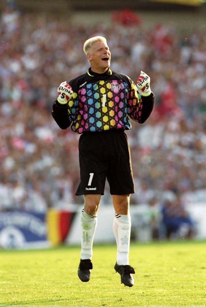 Figura 4: Peter Bolesław Schmeichel esulta durante EURO '92 (Fonte: Pinterest, autore sconosciuto, 1992)