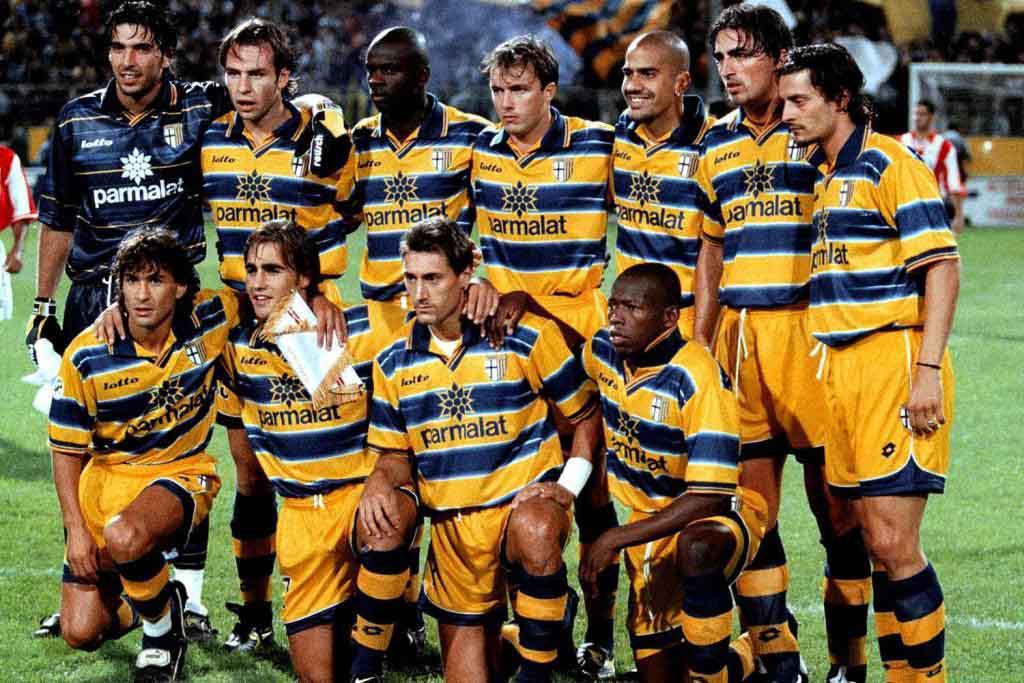 Figura 16: Maglia del Parma durante la stagione 1998-1999 (Fonte: Wikipedia, autore REUTERS, 1999)